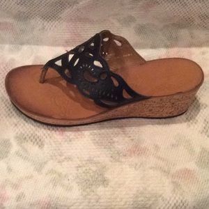 Clarks Womens Size 8.5M Black Thong Wedge Sandals